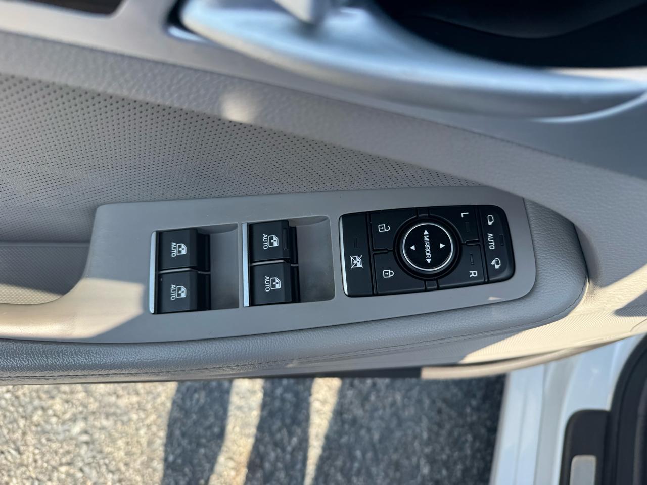 Hyundai Genesis 4dr Sdn V6 3.8L AWD 2015