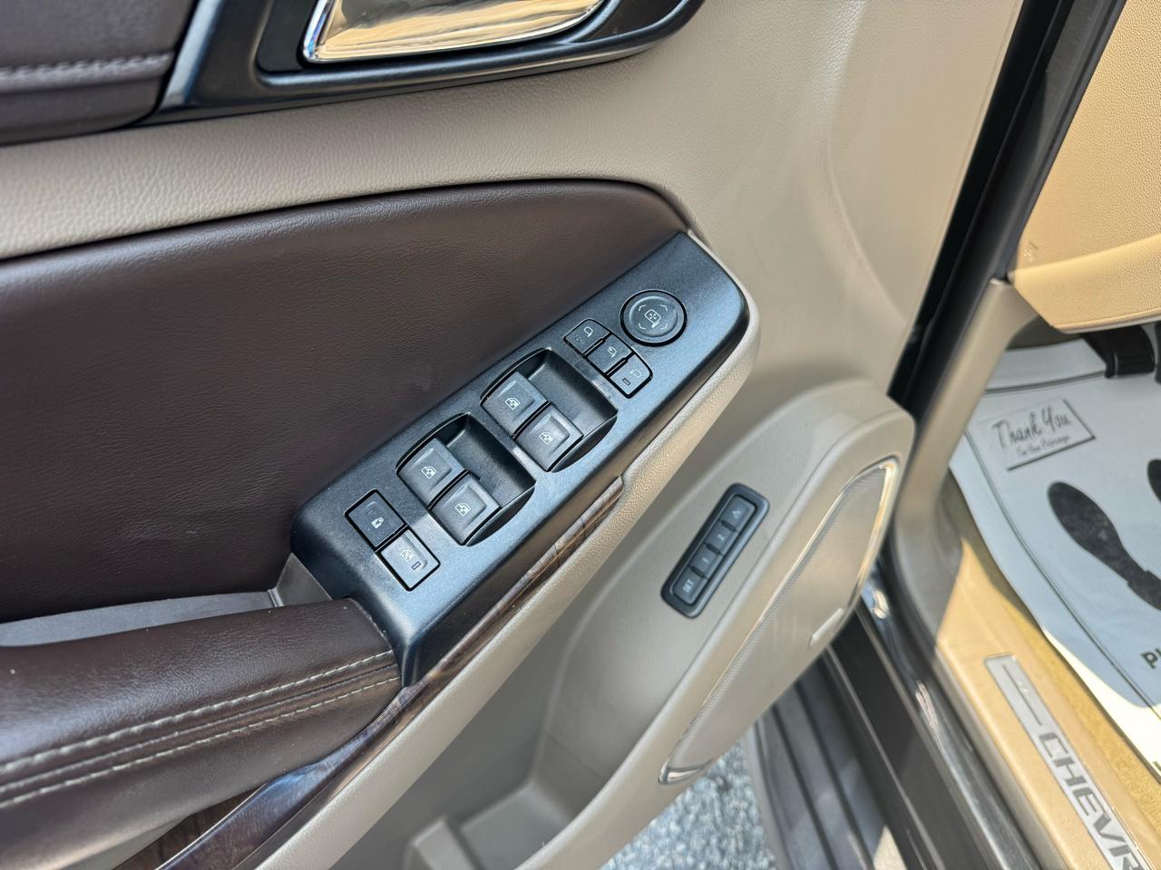 Chevrolet Suburban 4WD 4dr 1500 LT 2017