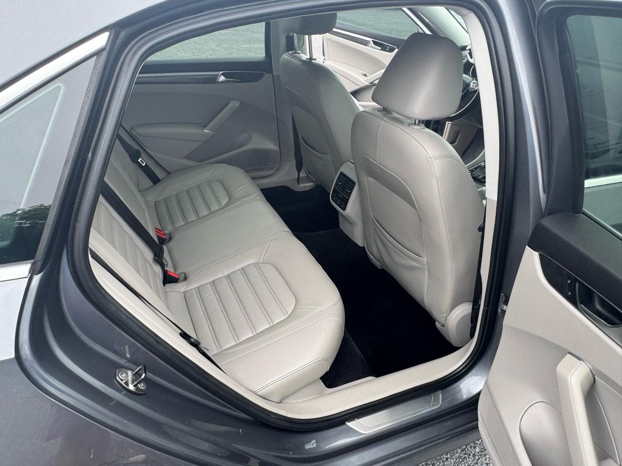 Volkswagen Passat 1.8T SEL Premium Auto 2017