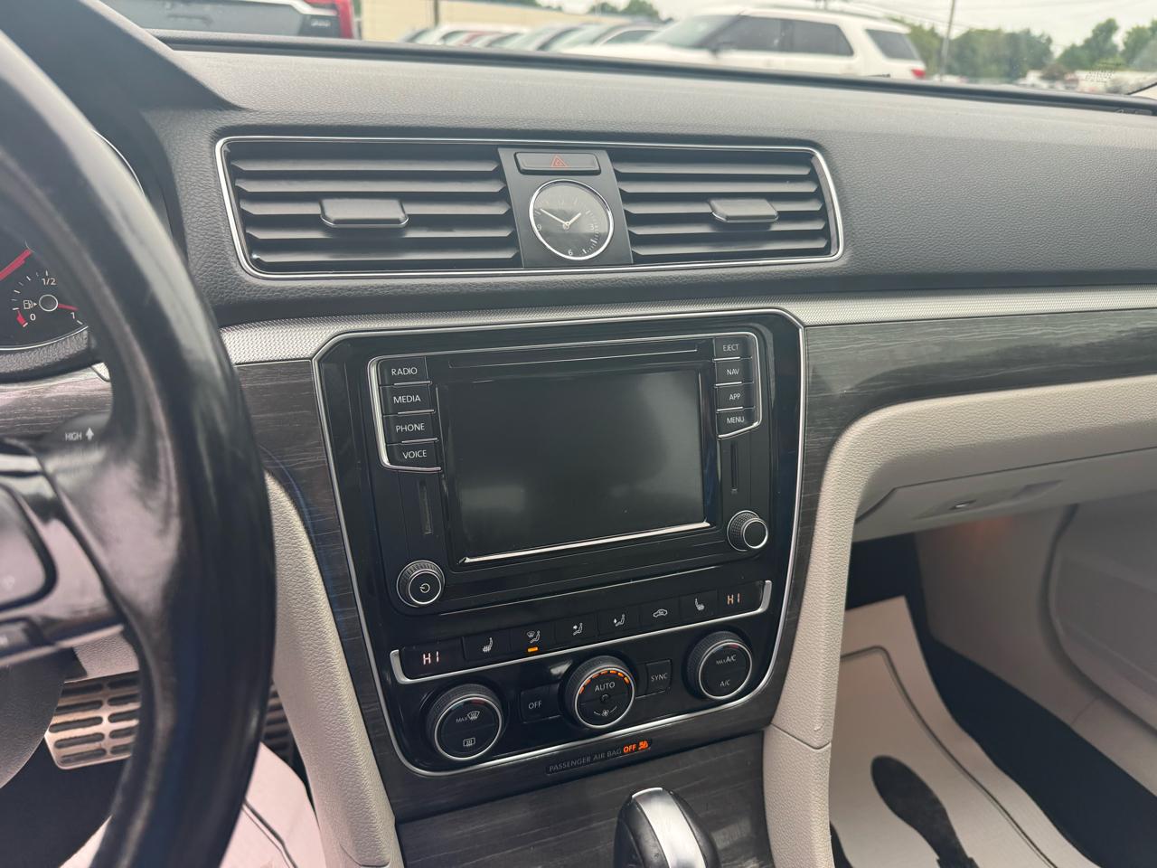 Volkswagen Passat 1.8T SEL Premium Auto 2017