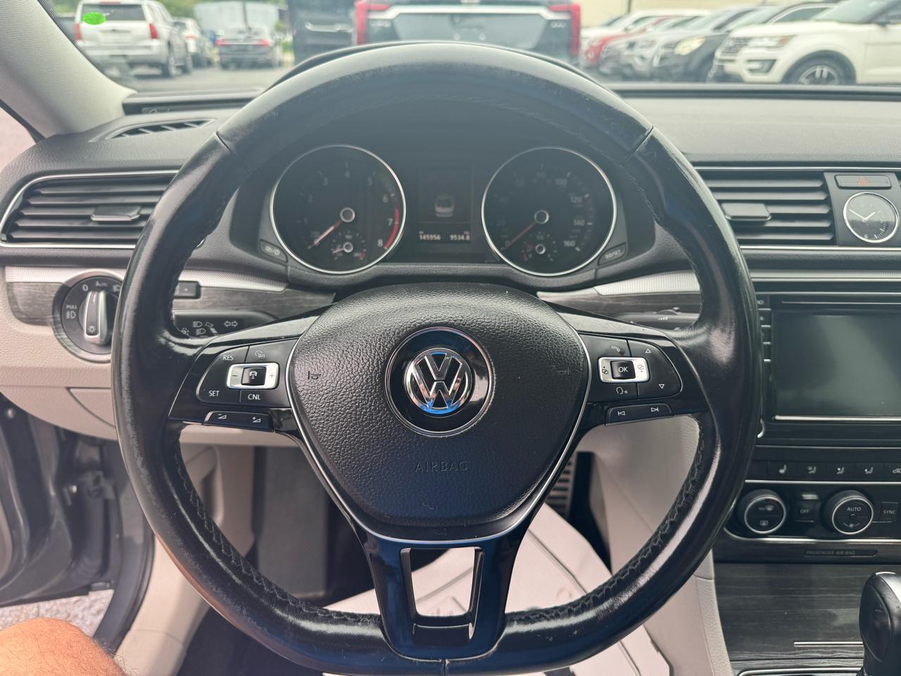 Volkswagen Passat 1.8T SEL Premium Auto 2017