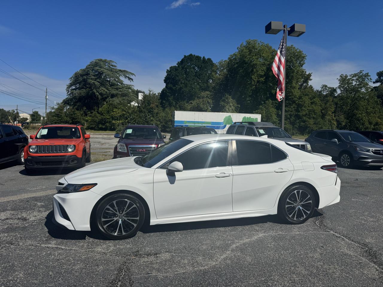 Toyota Camry SE Auto (Natl) 2020