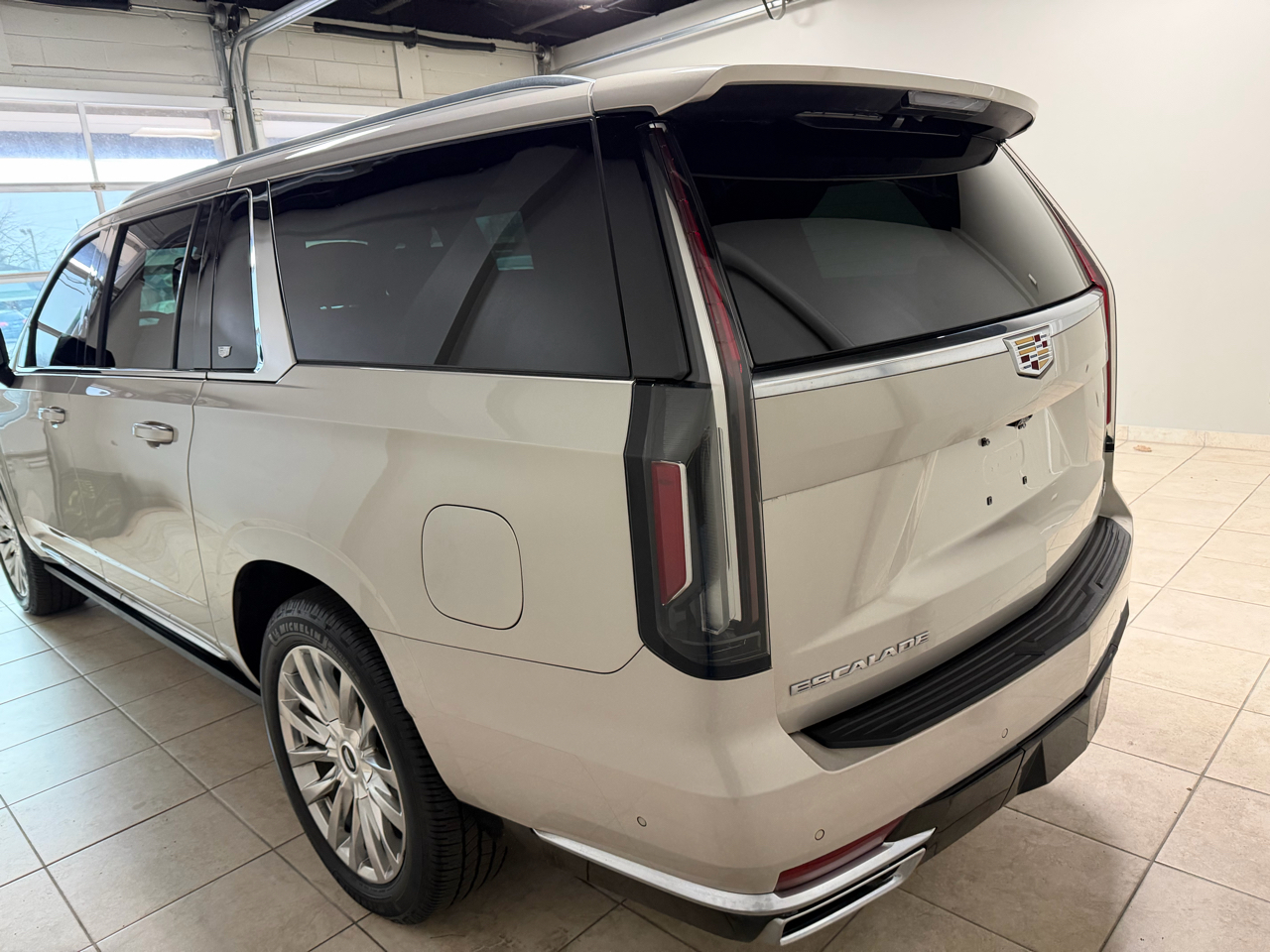Cadillac Escalade ESV 4WD 4dr Premium Luxury 2022