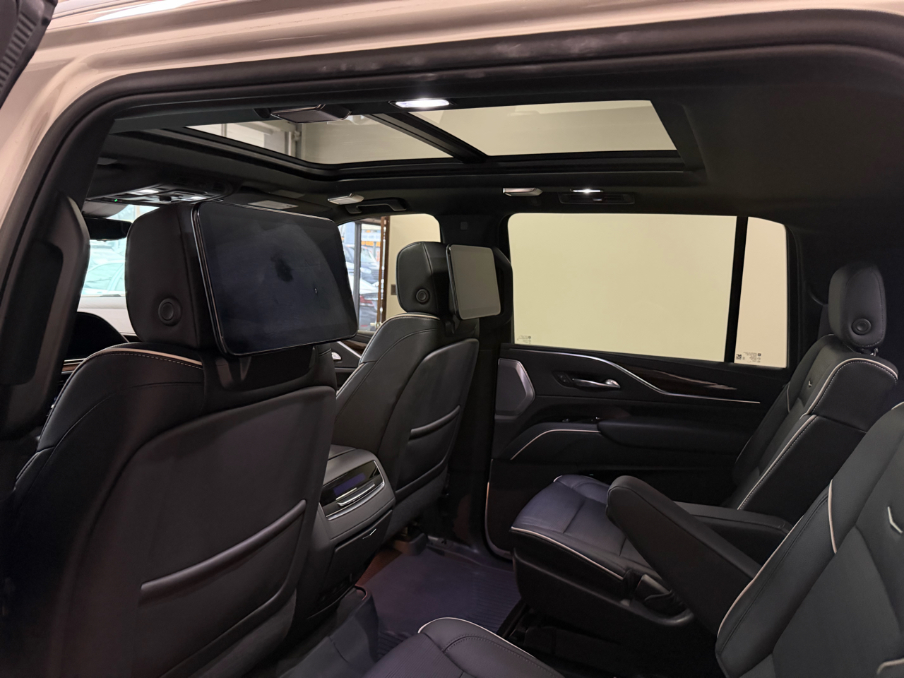 Cadillac Escalade ESV 4WD 4dr Premium Luxury 2022