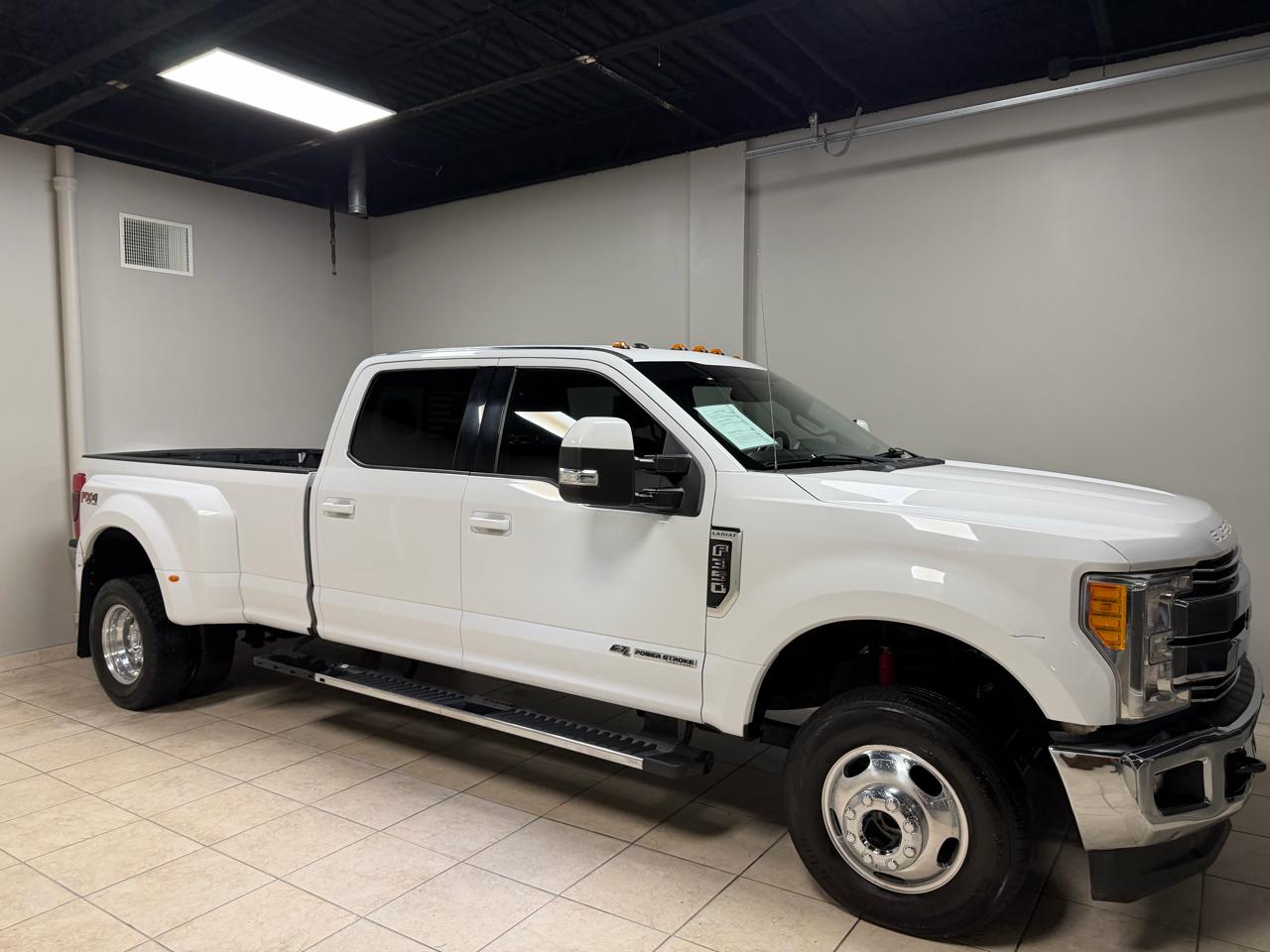 Ford Super Duty F-350 DRW Lariat 4WD Crew Cab 8' Box 2017