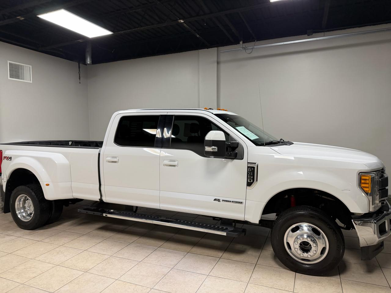 Ford Super Duty F-350 DRW Lariat 4WD Crew Cab 8' Box 2017