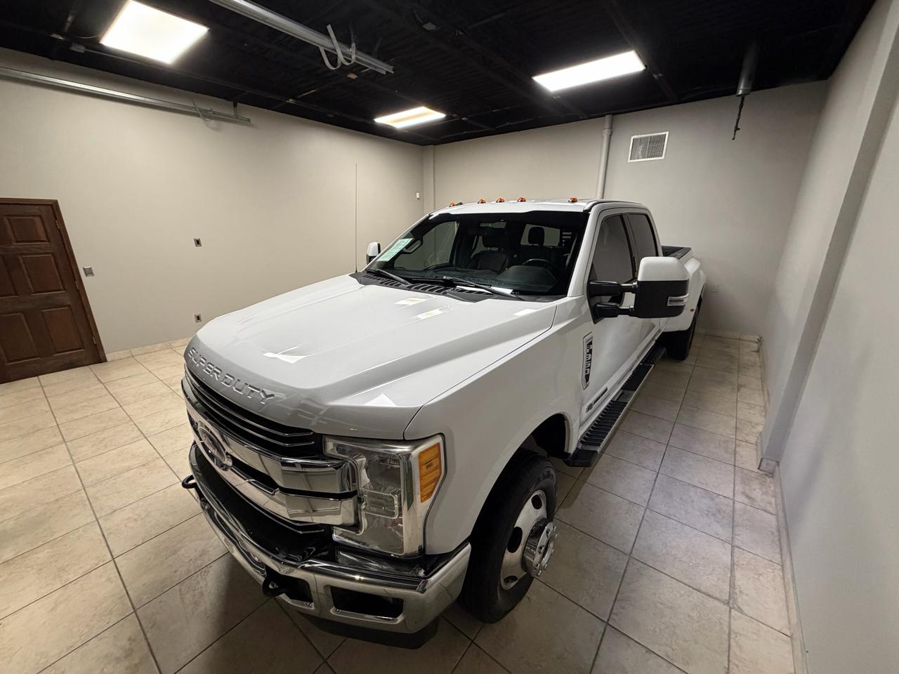 Ford Super Duty F-350 DRW Lariat 4WD Crew Cab 8' Box 2017