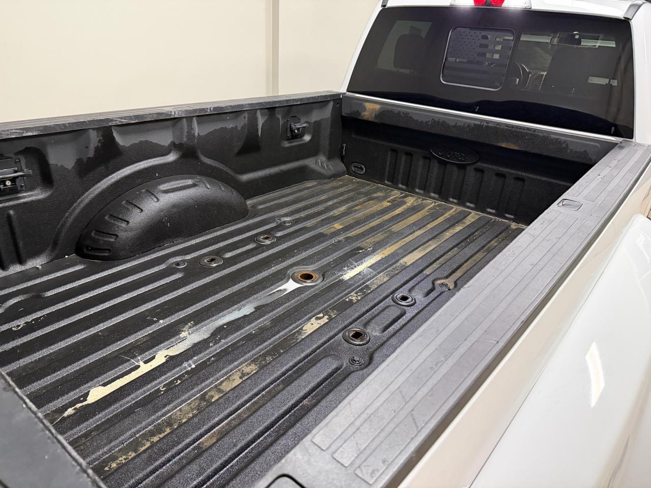 Ford Super Duty F-350 DRW Lariat 4WD Crew Cab 8' Box 2017