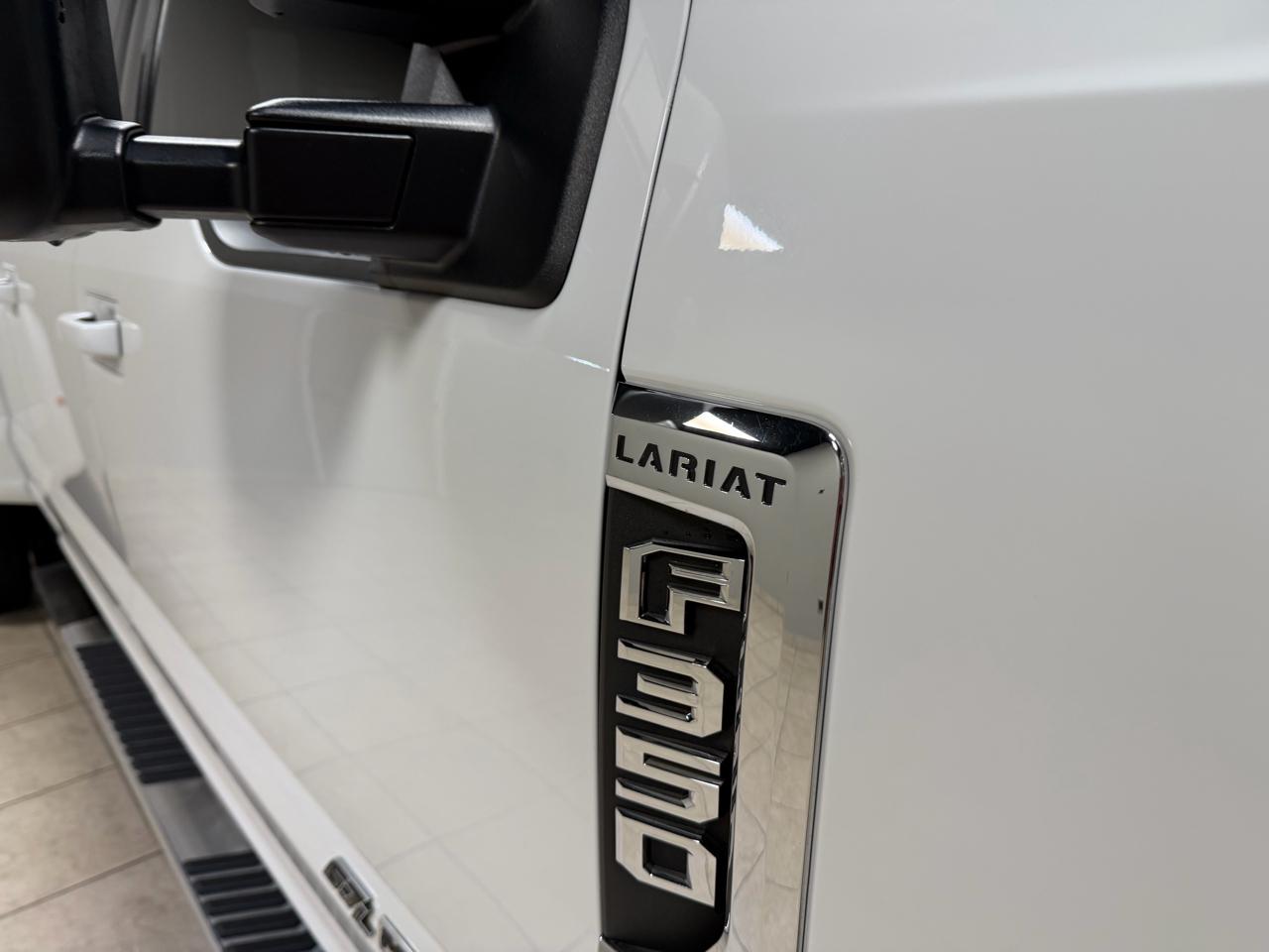 Ford Super Duty F-350 DRW Lariat 4WD Crew Cab 8' Box 2017