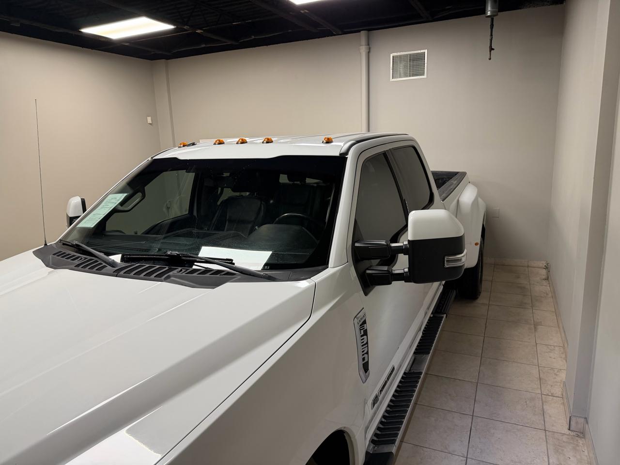 Ford Super Duty F-350 DRW Lariat 4WD Crew Cab 8' Box 2017