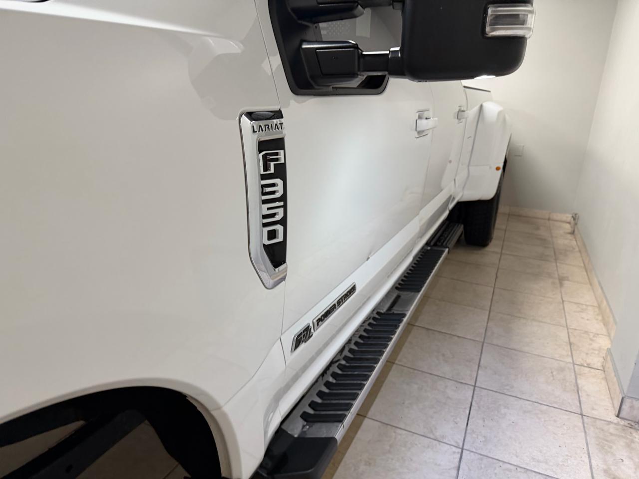 Ford Super Duty F-350 DRW Lariat 4WD Crew Cab 8' Box 2017