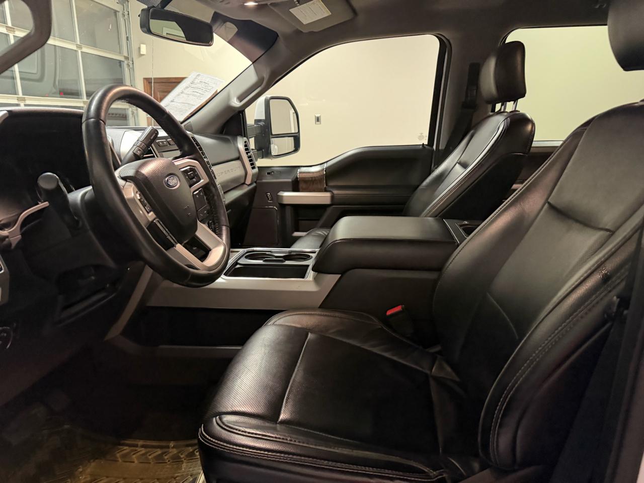 Ford Super Duty F-350 DRW Lariat 4WD Crew Cab 8' Box 2017