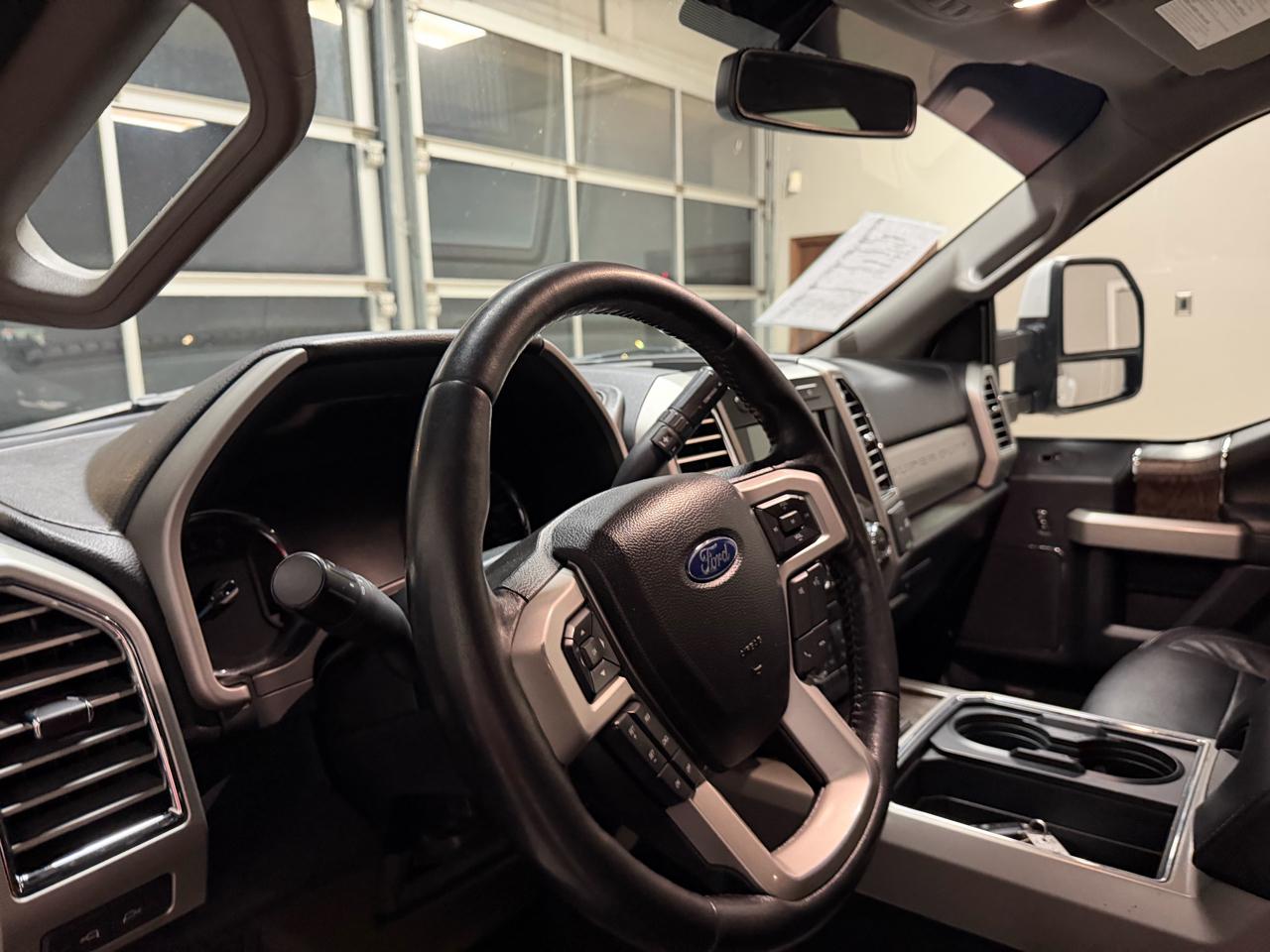 Ford Super Duty F-350 DRW Lariat 4WD Crew Cab 8' Box 2017