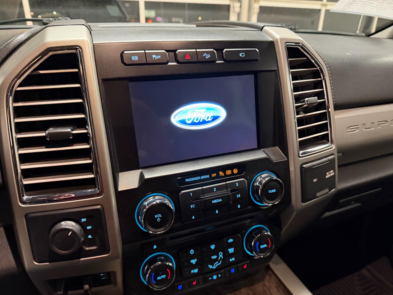 Ford Super Duty F-350 DRW Lariat 4WD Crew Cab 8' Box 2017