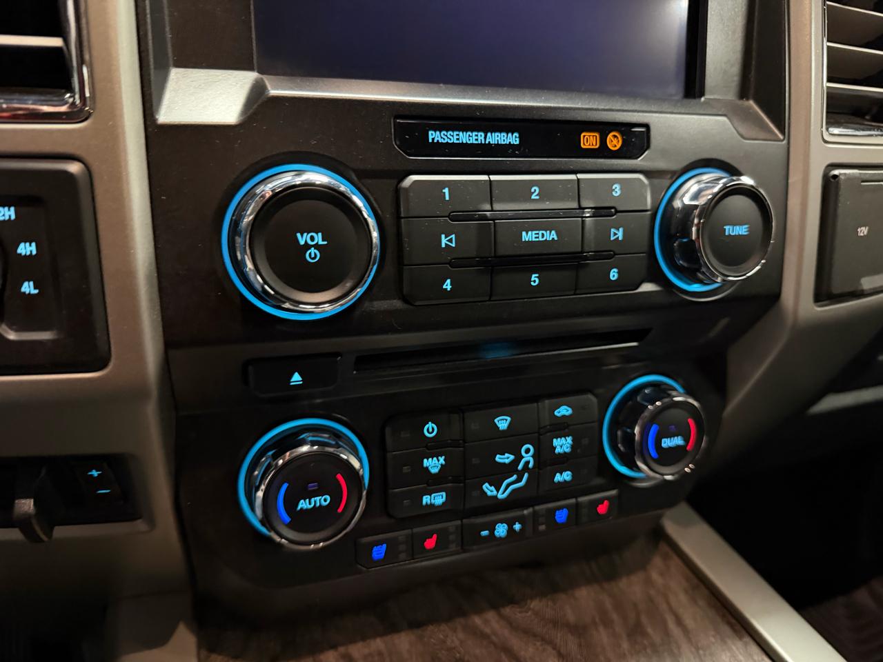 Ford Super Duty F-350 DRW Lariat 4WD Crew Cab 8' Box 2017