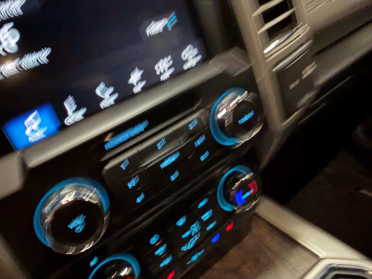 Ford Super Duty F-350 DRW Lariat 4WD Crew Cab 8' Box 2017