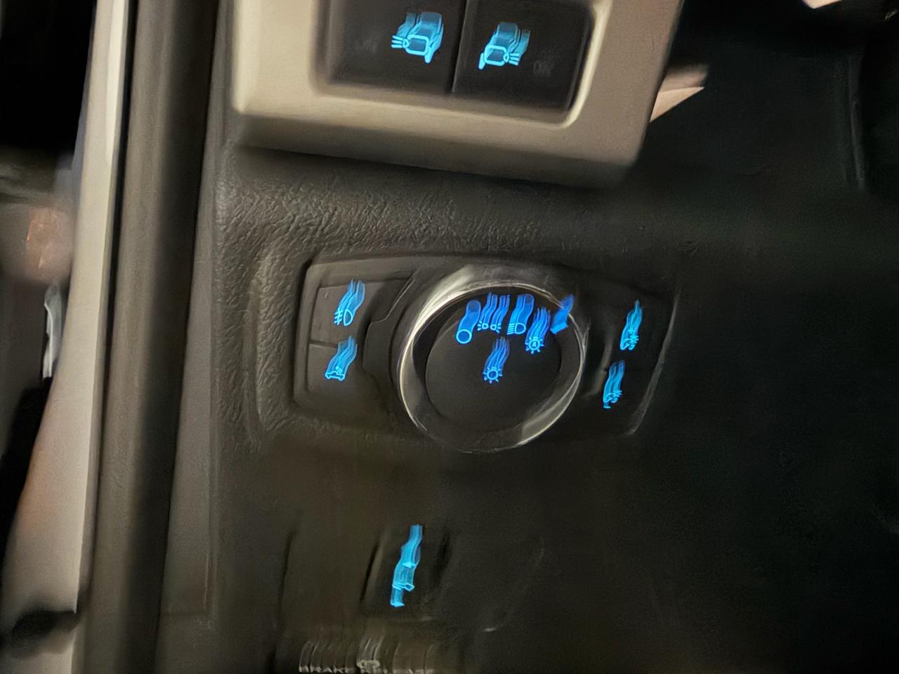 Ford Super Duty F-350 DRW Lariat 4WD Crew Cab 8' Box 2017