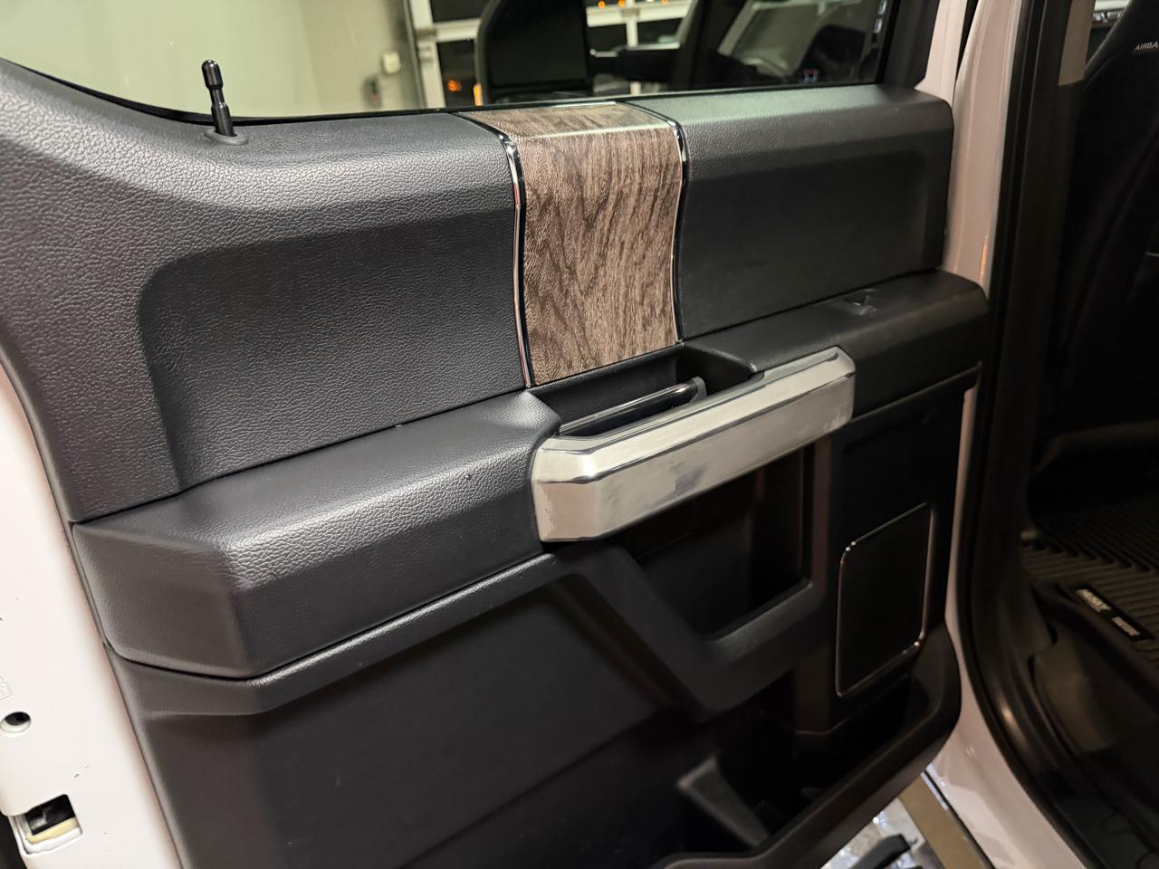 Ford Super Duty F-350 DRW Lariat 4WD Crew Cab 8' Box 2017