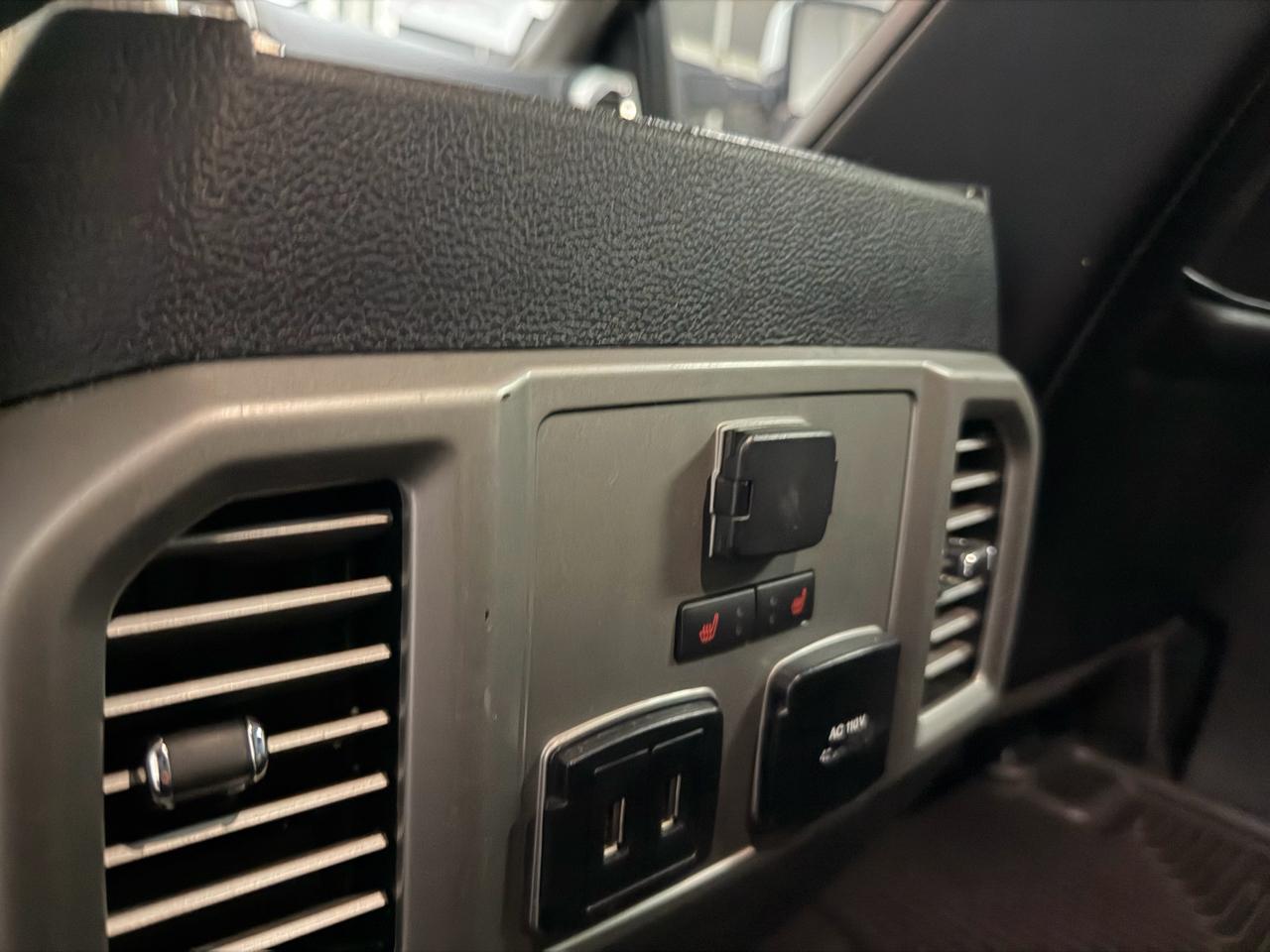 Ford Super Duty F-350 DRW Lariat 4WD Crew Cab 8' Box 2017