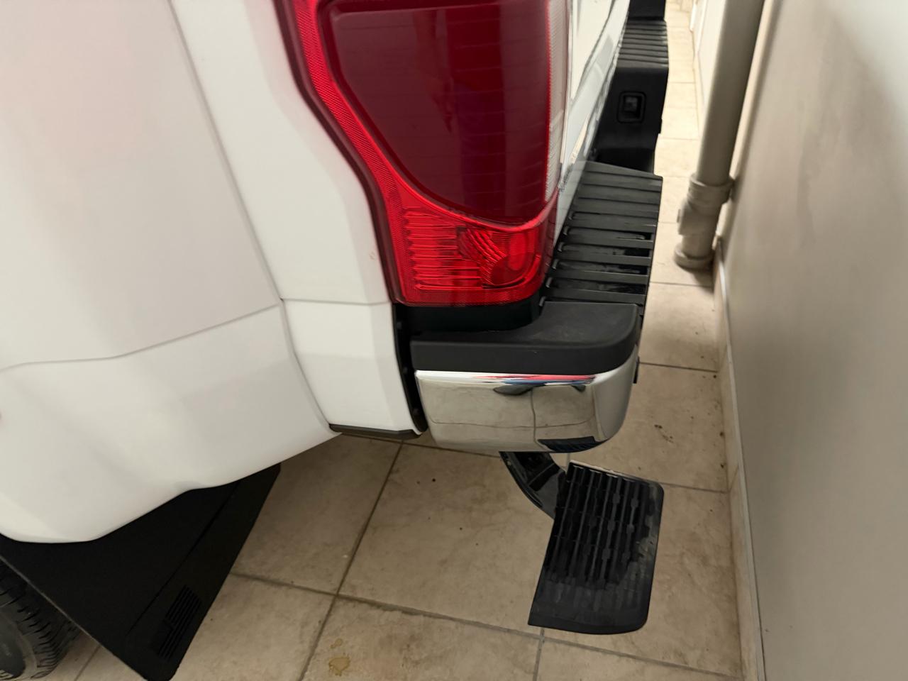 Ford Super Duty F-350 DRW Lariat 4WD Crew Cab 8' Box 2017