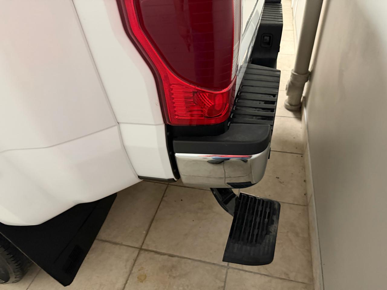 Ford Super Duty F-350 DRW Lariat 4WD Crew Cab 8' Box 2017