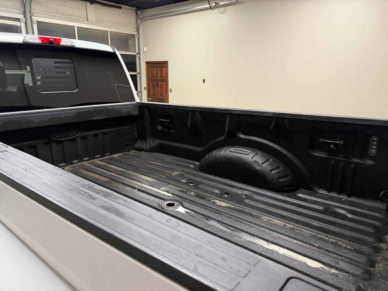 Ford Super Duty F-350 DRW Lariat 4WD Crew Cab 8' Box 2017