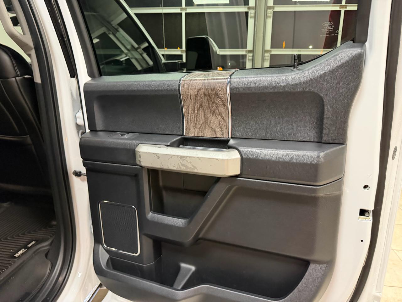 Ford Super Duty F-350 DRW Lariat 4WD Crew Cab 8' Box 2017