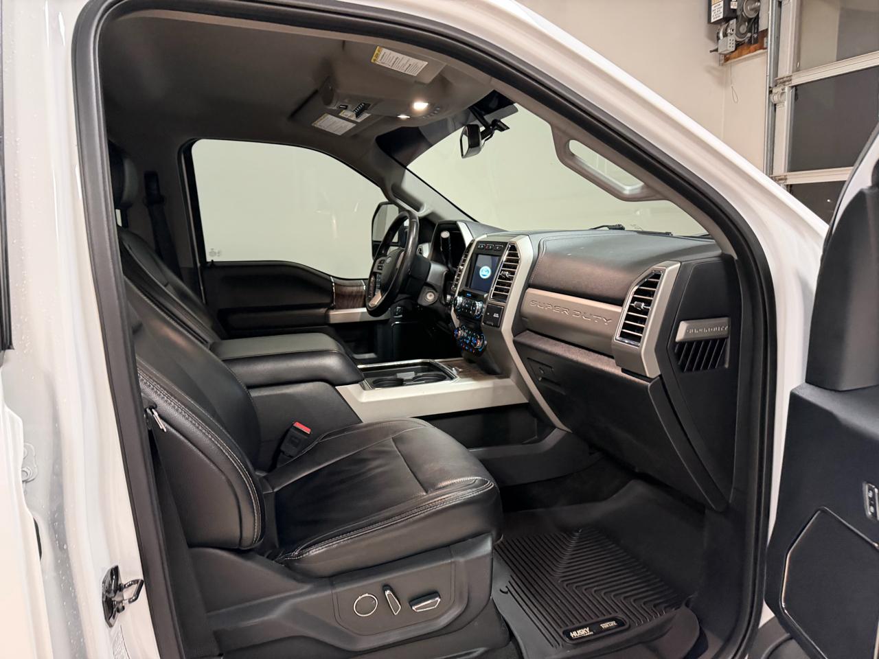 Ford Super Duty F-350 DRW Lariat 4WD Crew Cab 8' Box 2017