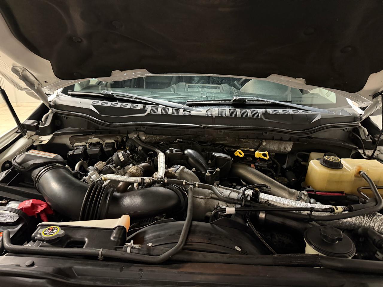 Ford Super Duty F-350 DRW Lariat 4WD Crew Cab 8' Box 2017