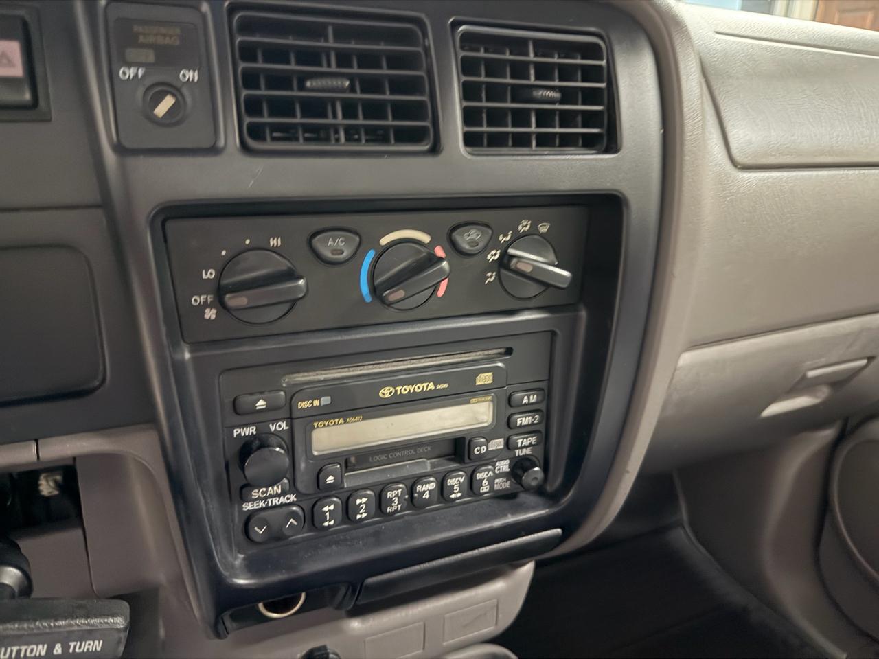 Toyota Tacoma Reg Cab Manual (Natl) 2002