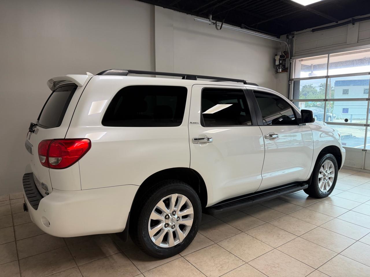 Toyota Sequoia 4WD LV8 FFV 6-Spd AT Platinum (Natl) 2011