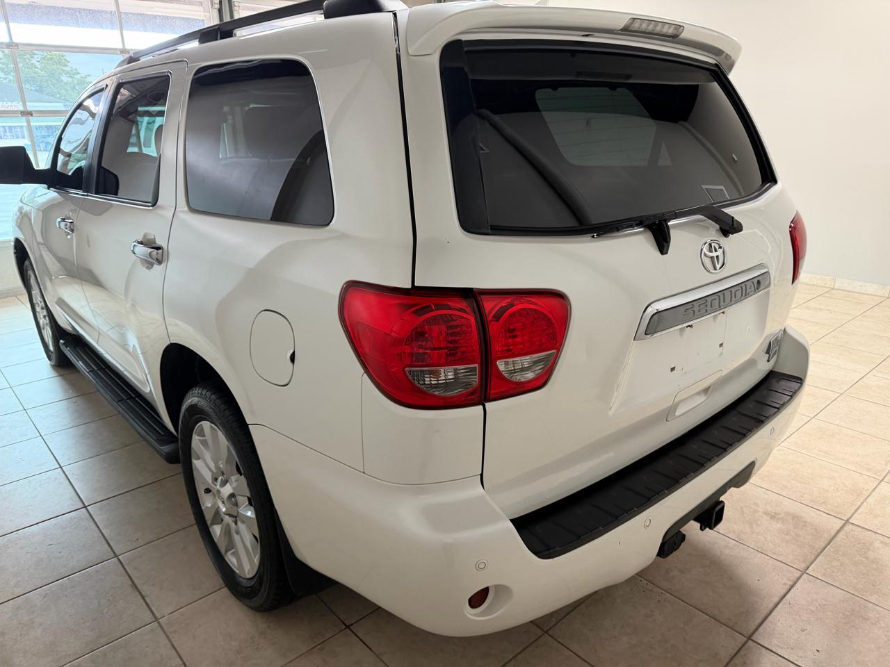 Toyota Sequoia 4WD LV8 FFV 6-Spd AT Platinum (Natl) 2011