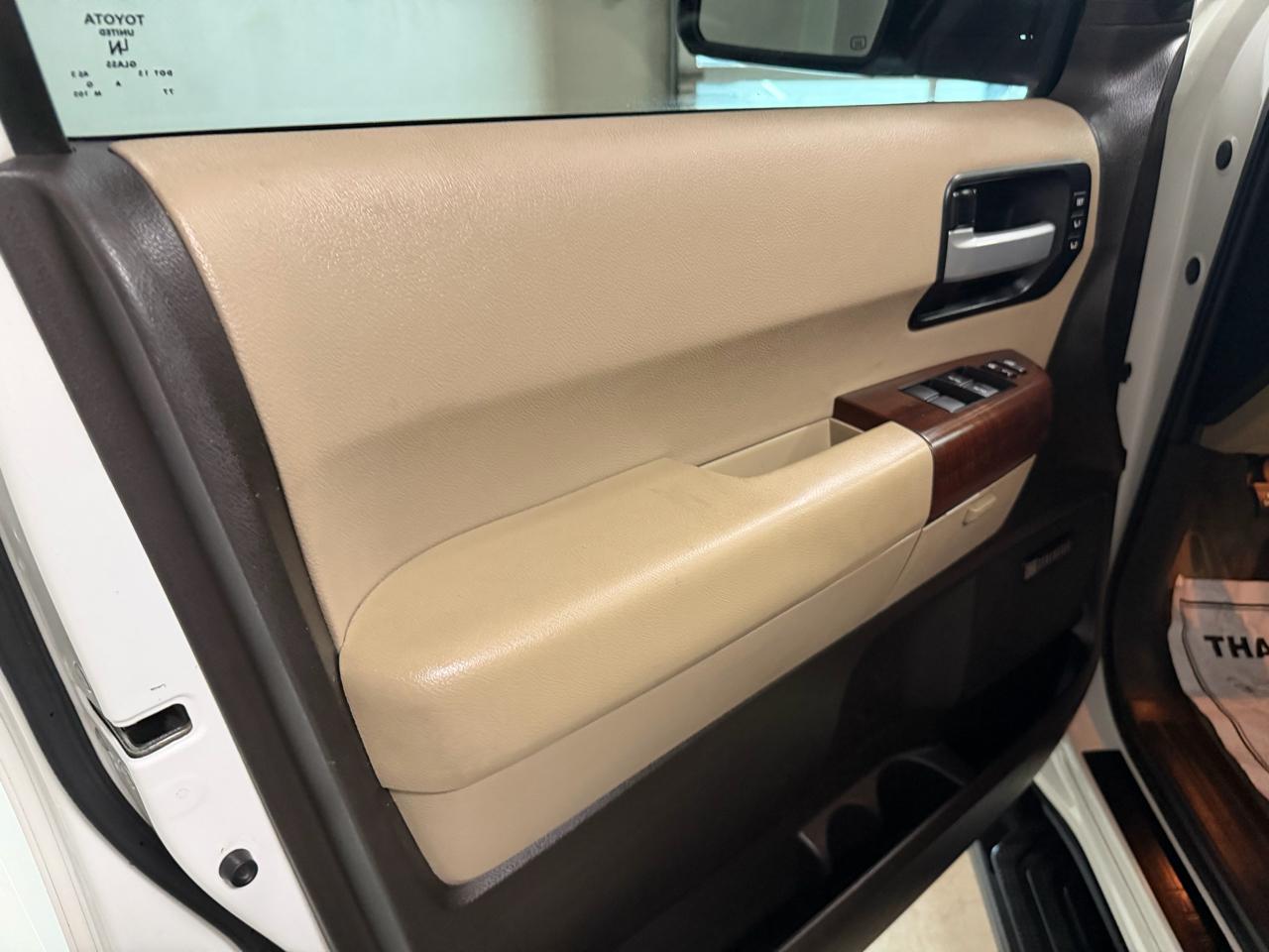 Toyota Sequoia 4WD LV8 FFV 6-Spd AT Platinum (Natl) 2011