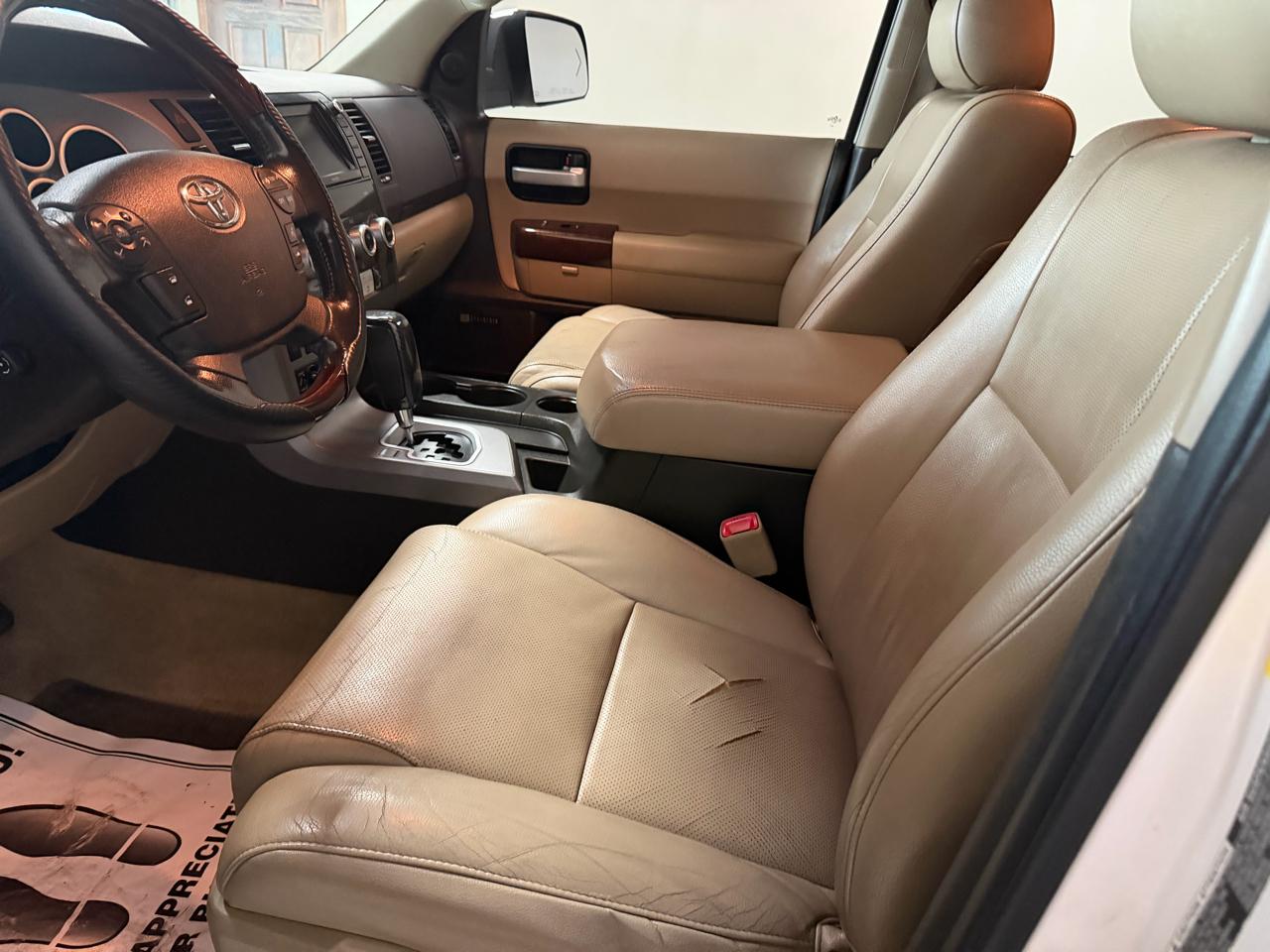 Toyota Sequoia 4WD LV8 FFV 6-Spd AT Platinum (Natl) 2011
