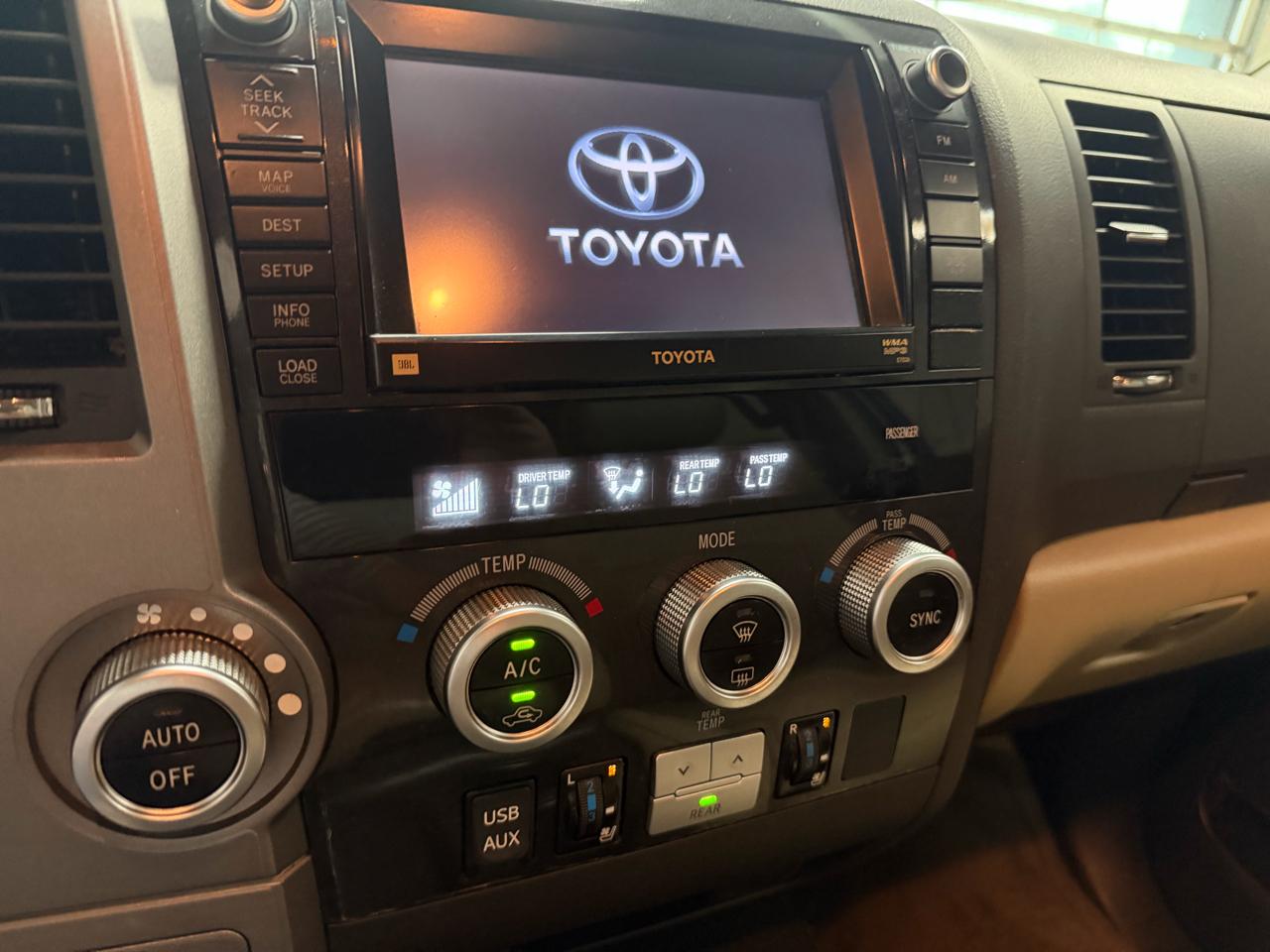 Toyota Sequoia 4WD LV8 FFV 6-Spd AT Platinum (Natl) 2011