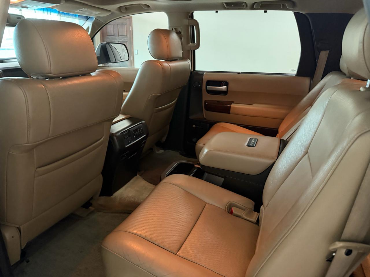 Toyota Sequoia 4WD LV8 FFV 6-Spd AT Platinum (Natl) 2011
