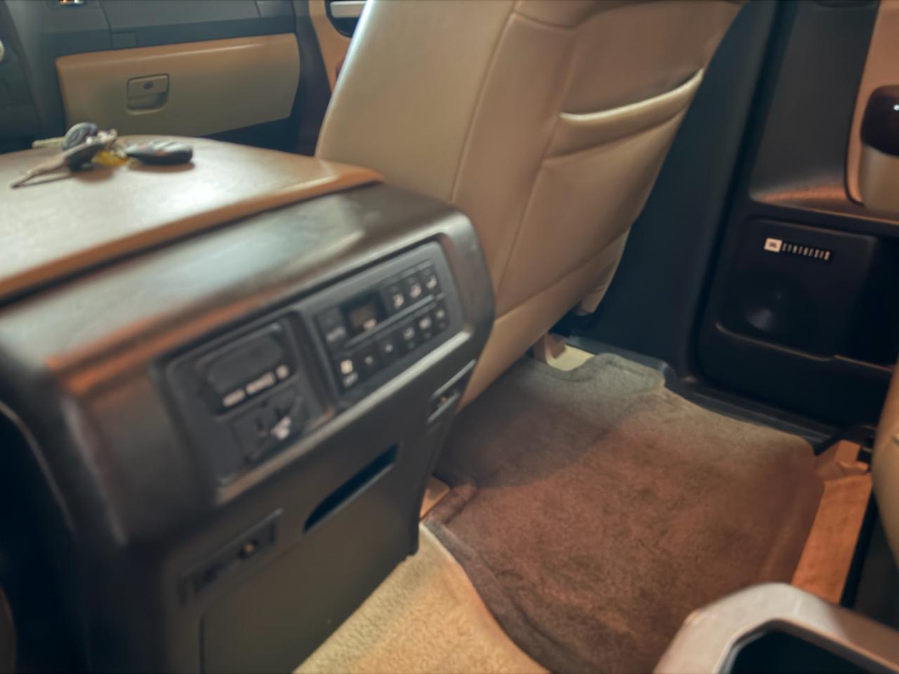 Toyota Sequoia 4WD LV8 FFV 6-Spd AT Platinum (Natl) 2011