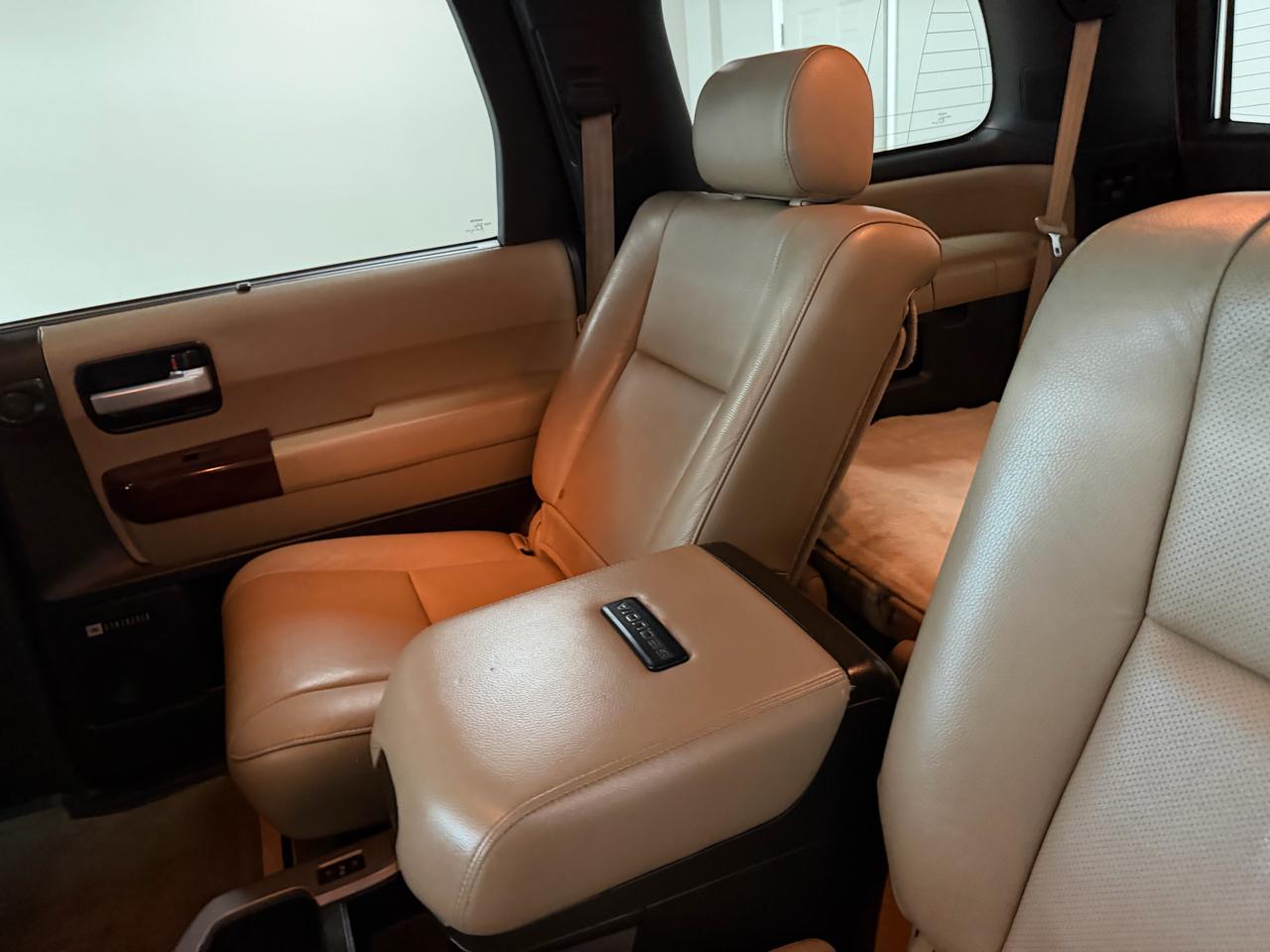 Toyota Sequoia 4WD LV8 FFV 6-Spd AT Platinum (Natl) 2011