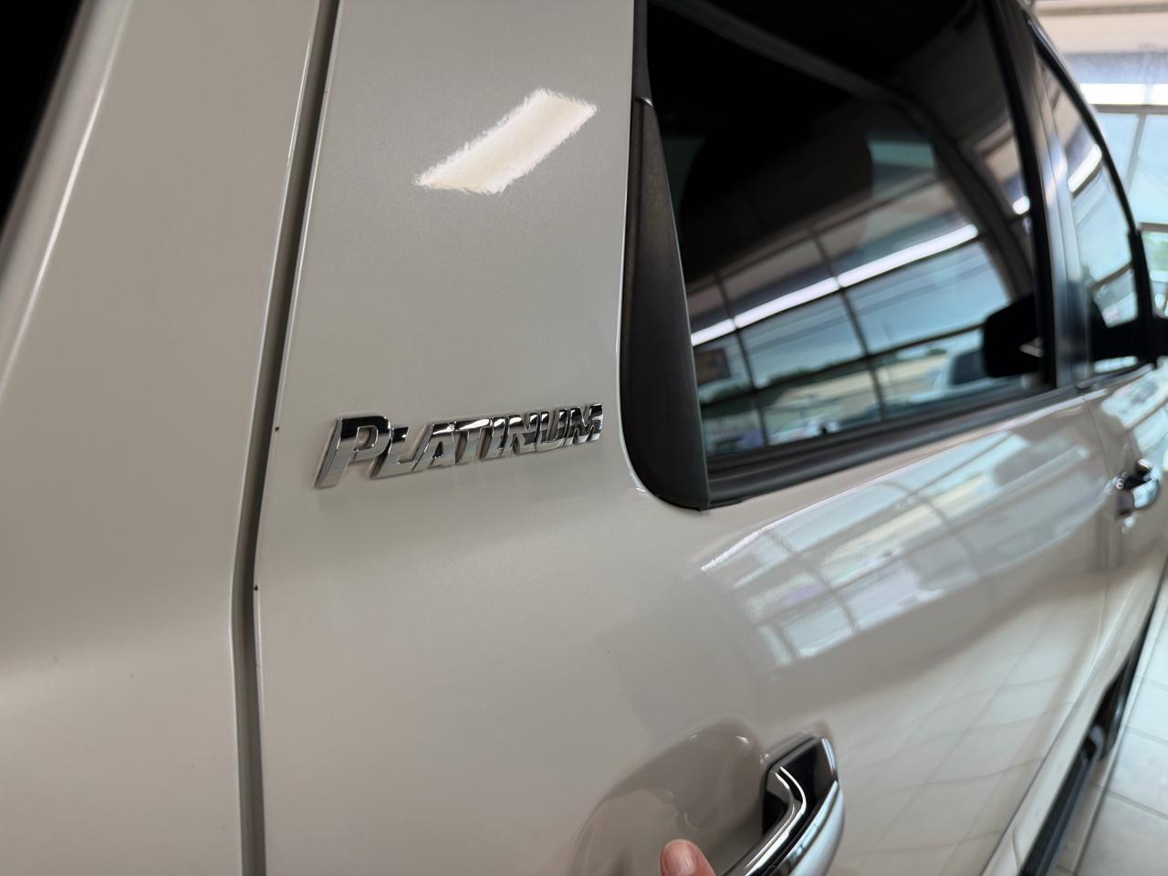Toyota Sequoia 4WD LV8 FFV 6-Spd AT Platinum (Natl) 2011