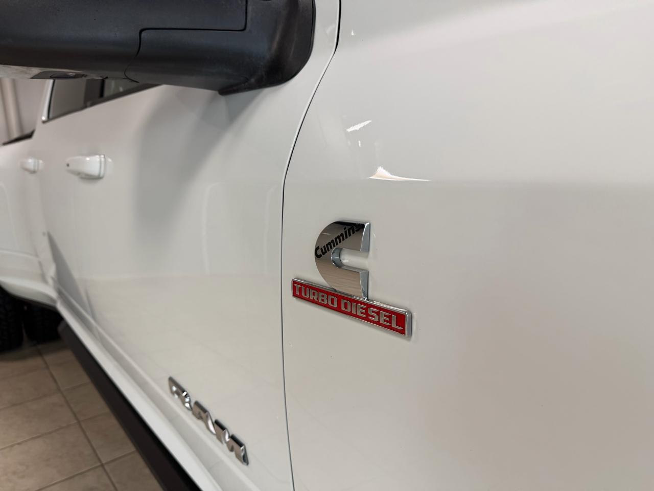 RAM 3500 Laramie 4x4 Crew Cab 8' Box 2023