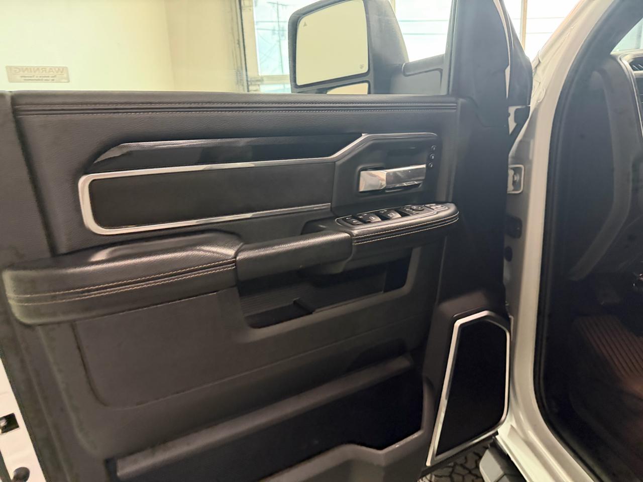 RAM 3500 Laramie 4x4 Crew Cab 8' Box 2023