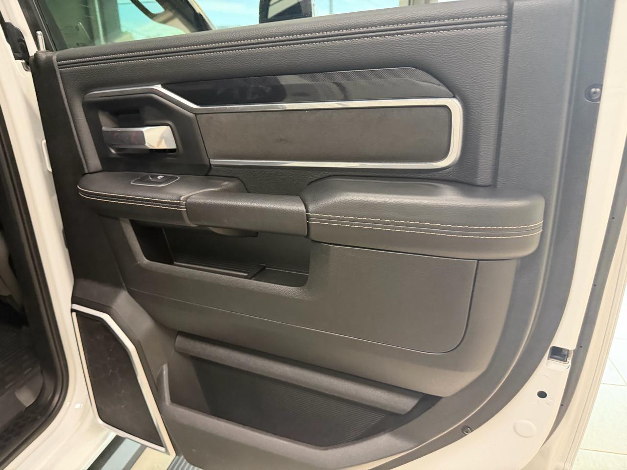 RAM 3500 Laramie 4x4 Crew Cab 8' Box 2023