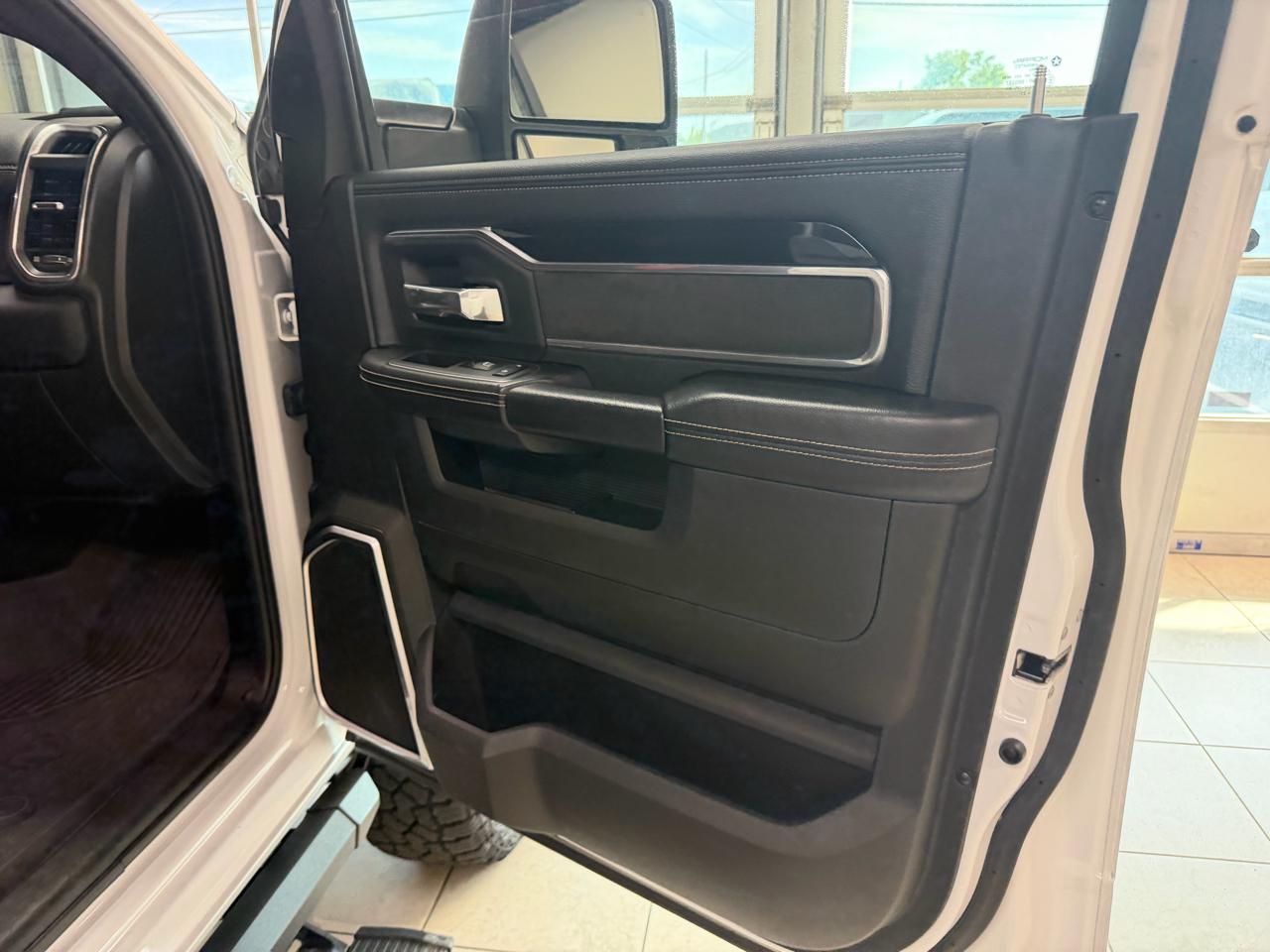 RAM 3500 Laramie 4x4 Crew Cab 8' Box 2023