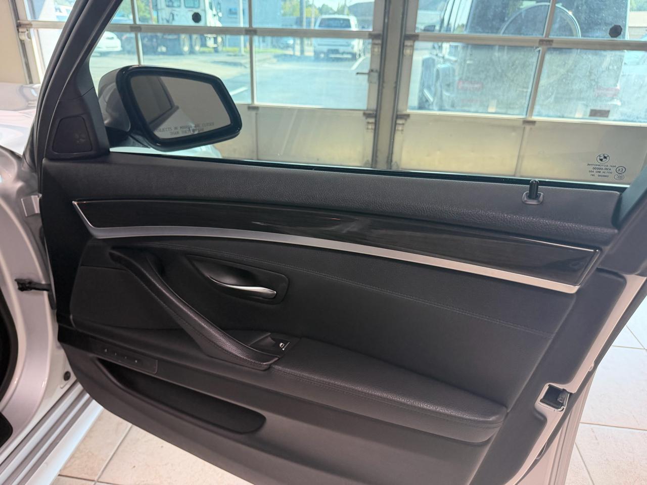 BMW 5 Series 4dr Sdn 550i RWD 2012