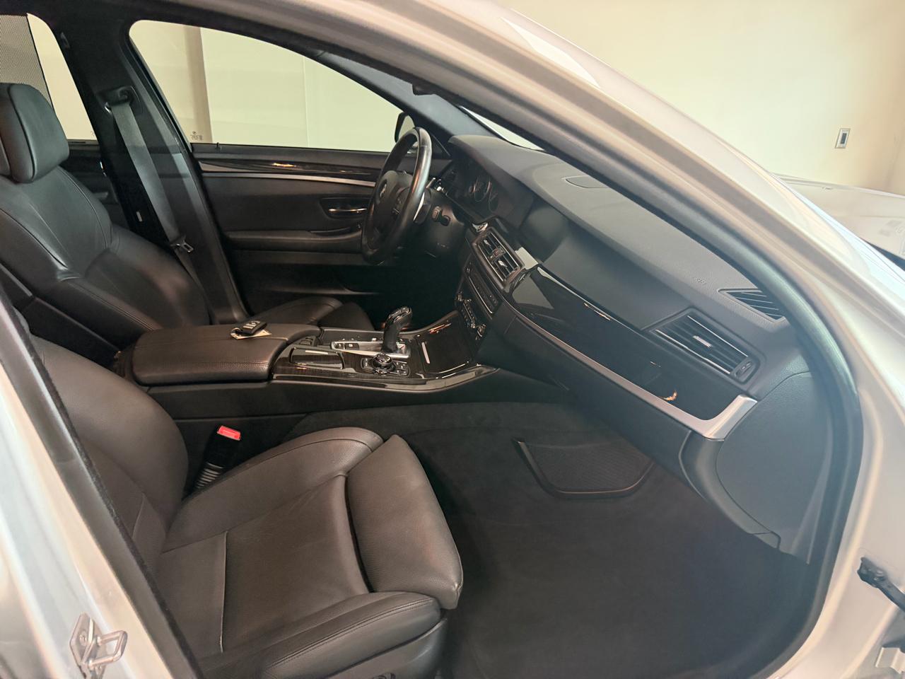 BMW 5 Series 4dr Sdn 550i RWD 2012