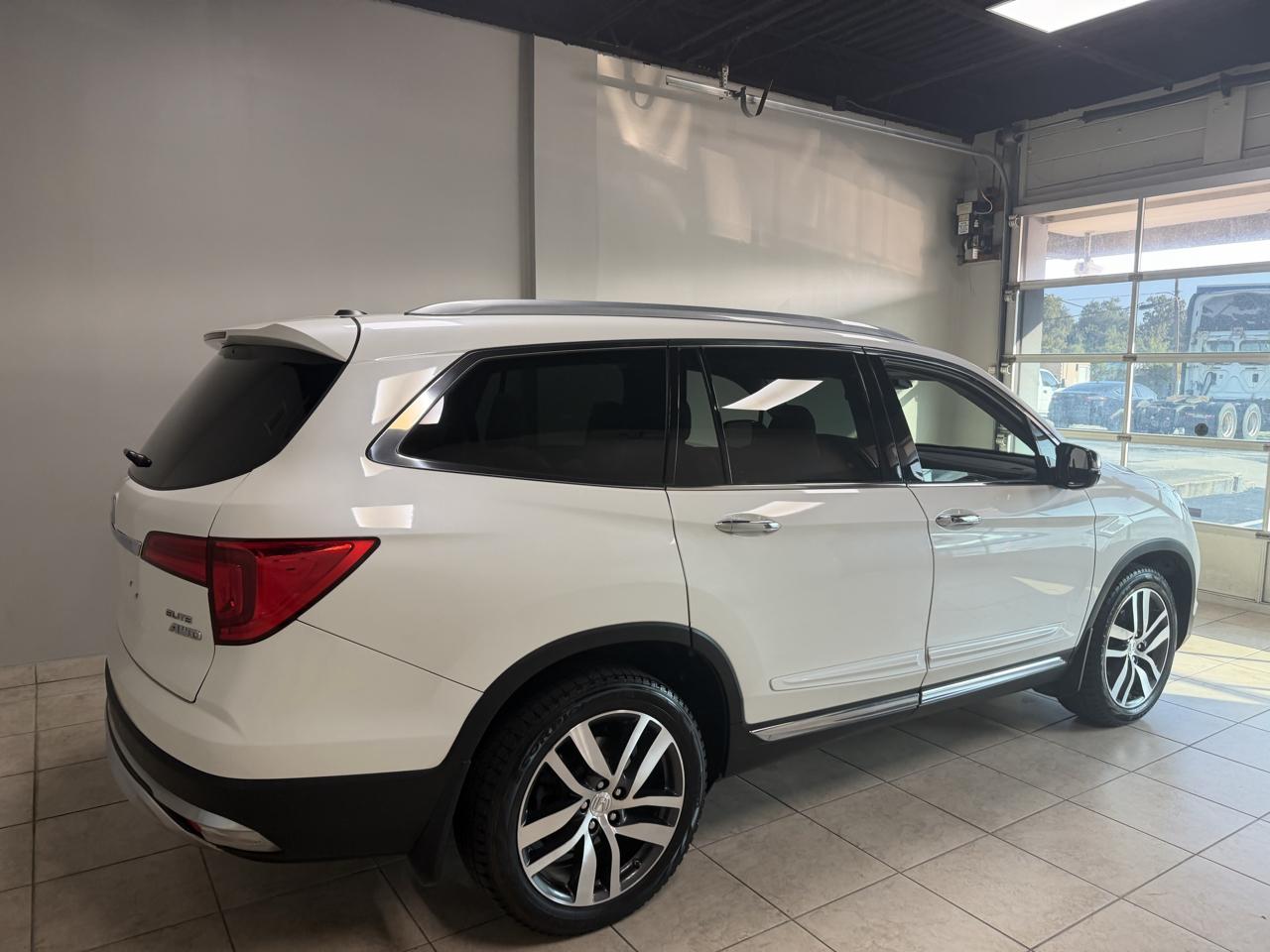 Honda Pilot AWD 4dr Elite w/RES & Navi 2016