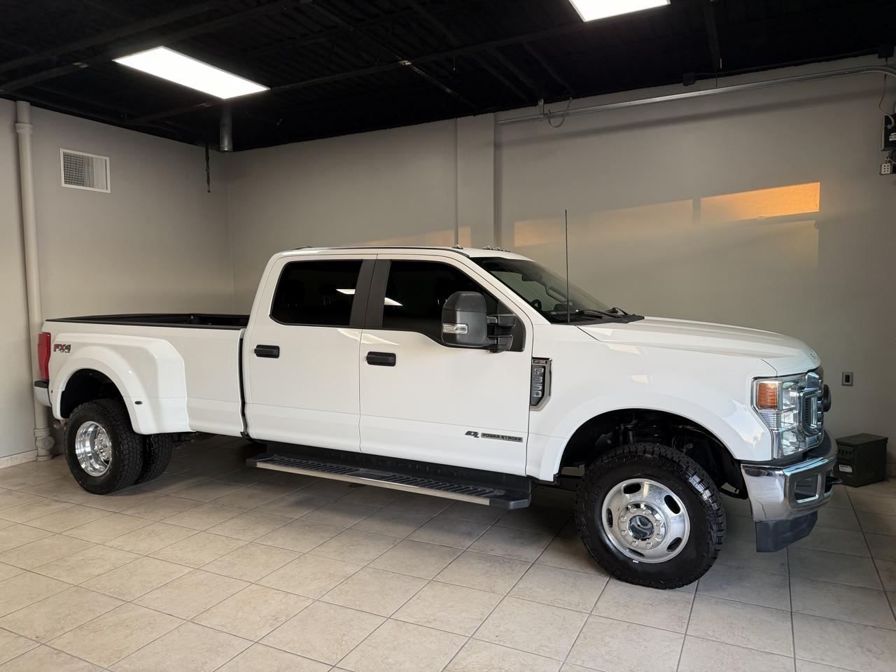 Ford Super Duty F-350 DRW Crew Cab 176" WB XLT 4WD 2020