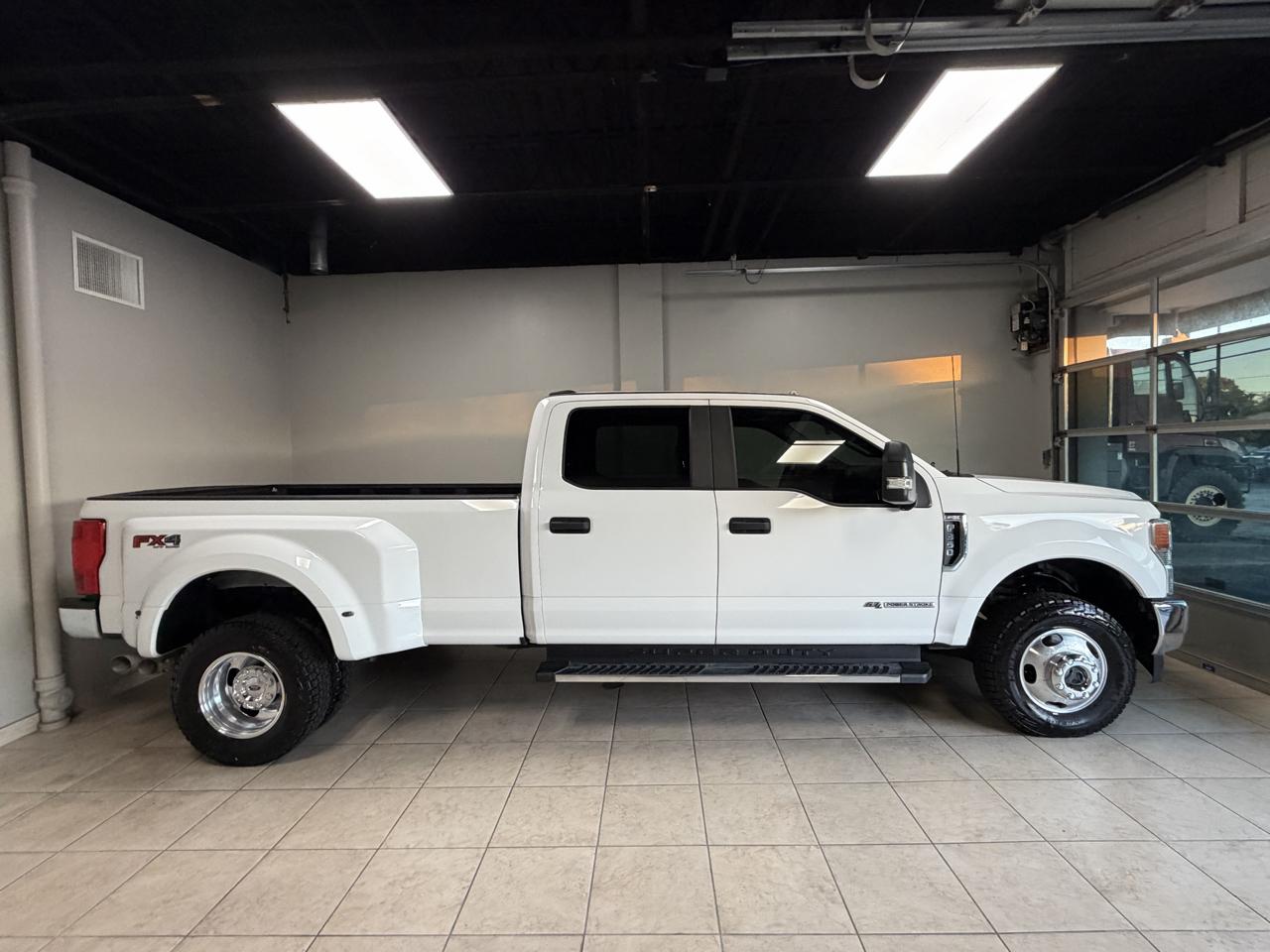 Ford Super Duty F-350 DRW Crew Cab 176" WB XLT 4WD 2020