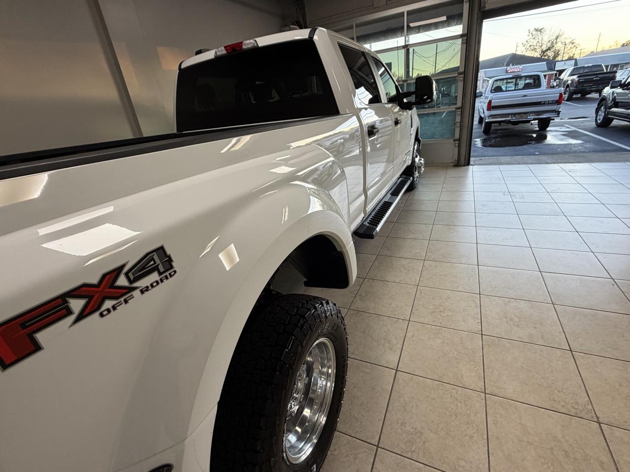 Ford Super Duty F-350 DRW Crew Cab 176" WB XLT 4WD 2020