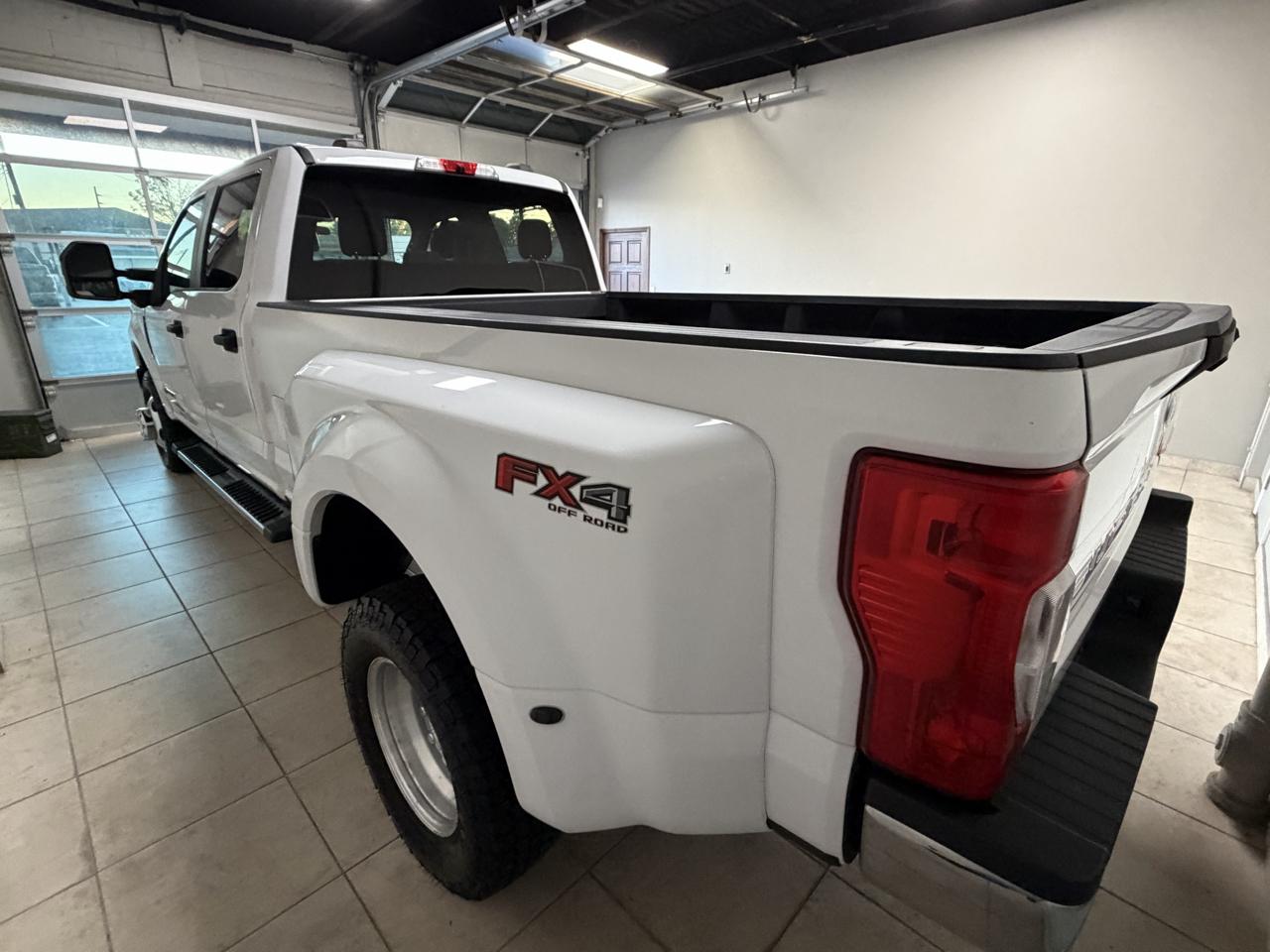 Ford Super Duty F-350 DRW Crew Cab 176" WB XLT 4WD 2020